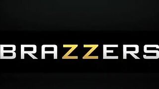 20047-xxxvideos-com-a-morena-safada-da-brazzers-que-tem-origem-asiatica-caindo-de-boca-na-piroca-do-bem-dotado-em-um-belo-samba-porno