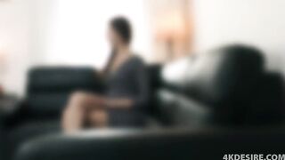31682-tubydi-novinha-morena-cocando-a-xoxota-em-cima-do-sofa-na-frente-de-seu-primo