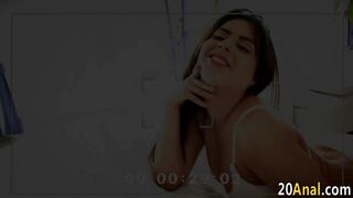 31792-calcinhas-morena-fica-com-a-bundinha-empinada-para-o-cara-socar-o-dedo-na-sua-xereca-linda