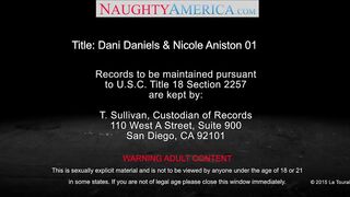 31998-dani-daniels-e-nicole-aniston-se-juntam-a-um-cara-bem-dotado-para-fazer-uma-cena-de-sexo-selvagem