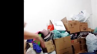 32060-loira-novinha-tirando-a-camisa-para-mostrar-os-peitos-duros-que-tem-antes-de-foder