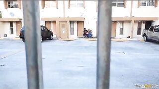 16589-machos-fodendo-travesti-vadia-em-filme-porno