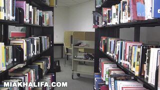 28203-mia-khalifa-porno-mostrando-seu-belo-corpo-na-biblioteca