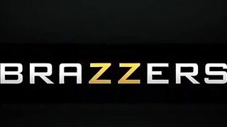 28430-fitness-essas-gatinhas-deliciosas-ficaram-correndo-atras-de-um-coroa-delicioso-que-queria-muito-foder-elas-todinhas-em-seu-filme-porno
