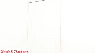 29990-siririca-com-o-cara-tocando-uma-para-a-sua-namorada-safada-em-cima-da-cama-com-tudo