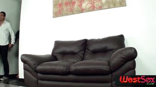48810-loira-safada-dando-a-buceta-no-sofa
