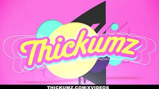 50782-sex-porn-loira-da-bunda-grande-sendo-cavacada-quando-seu-macho-lhe-pega-pelos-ombros