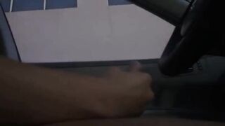 5298-xtube-tarado-bate-uma-punheta-dentro-do-carro-na-rua-e-a-mulher-para-pra-ficar-olhando