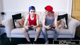 xvideovlogbr-3829-sexo-gostoso-com-malandrinho-comendo-a-mae-gostosa-do-amigo-enquanto-o-bobao-joga-video-game