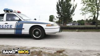 xvideovlogbr-35850-coroa-se-masturbando-morena-policial-dando-para-o-bandido-no-meio-do-estacionamento