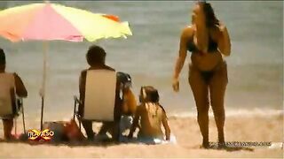 19678-en-la-playa-mostrando-el-gran-culo