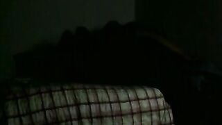 20060-en-la-habitacion-oscura-esta-joven-pareja-sabe-como-aprovechar-y-tener-un-gran-sexo