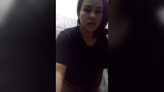 20144-chica-sexy-en-su-bano-graba-un-video-sexy-para-su-novio