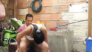 20318-una-puta-de-bajos-recursos-tiene-sexo-en-su-patio-trasero