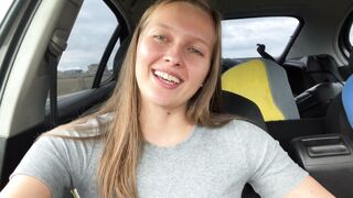 20608-en-medio-de-la-calle-esta-rubia-traviesa-le-bajo-los-pantalones-a-su-novio-y-se-la-chupo