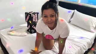 20698-chica-negra-con-pantalones-cortos-pegados-al-culo-haciendo-una-mamada