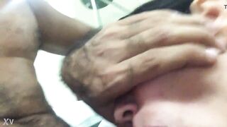 21063-un-chico-negro-fuerte-con-una-polla-grande-chupando-a-esta-chica-blanca