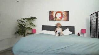 25605-el-gran-culo-de-esta-chica-blanca-siendo-follado-por-esta-enorme-polla