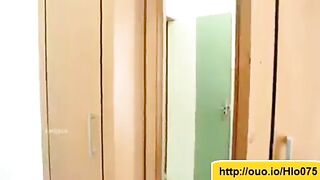 pornoespanolblog-10884-metiendole-el-dedo-en-el-cono