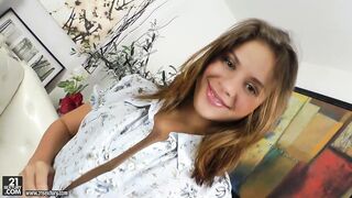 pornoespanolblog-12595-zorra-adolescente-en-bragas-blancas-dandosela-al-afortunado