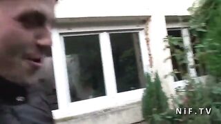 pornoespanolblog-12706-rubia-tetona-se-da-un-revolcon-en-la-calle-y-se-la-folla-un-granuja-frances