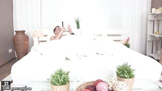 pornoespanolblog-14053-novia-traviesa-libera-su-cono-al-afortunado-que-se-queda-de-piedra-y-le-pide-tambien-su-culo-de-regalo