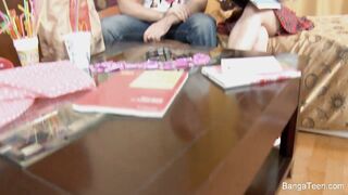 pornoespanolblog-14071-una-estudiante-de-oposiciones-de-18-anos-se-fue-a-estudiar-con-un-tio-y-el-granuja-acabo-dandole-una-clase-de-anatomia