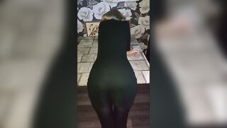 pornoespanolblog-14584-rubia-blanca-con-un-culo-magnifico-liberando-su-culo-sin-funda-para-que-el-granuja-se-lo-machaque