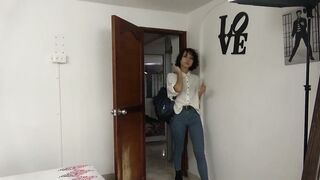 pornoespanolblog-14608-la-flaca-colombiana-tatuada-fue-a-la-prueba-del-sofa-y-tuvo-que-ponerse-a-cuatro-patas-para-que-el-hombreton-mandara-la-follada