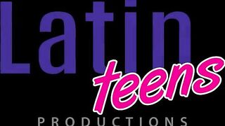 pornoespanolblog-14648-una-zorrita-caliente-hace-feliz-a-un-monton-de-tios-liberando-su-cono-y-su-culo-para-que-ellos-lo-disfruten