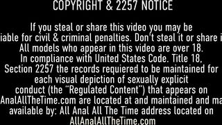 pornoespanolblog-14890-cachonda-tatuada-ensena-el-culo-y-el-granuja-se-lo-chupa-y-se-lo-come