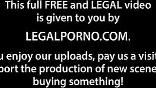pornoespanolblog-15122-dos-tias-buenas-se-peleaban-y-acabo-culminando-en-un-polvo-muy-placentero-con-el-cabron-afortunado