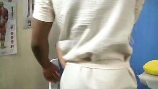pornoespanolblog-15530-caliente-chupapollas-llega-tranquilamente-y-contrata-un-masaje-erotico-y-acaba-recibiendo-mucha-lena-por-el-culo