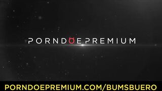 pornoespanolblog-16716-la-puta-rubia-traviesa-decide-pervertir-a-la-santurrona-empleada-que-acaba-soltandose-y-dandole-un-punetazo-en-el-culo