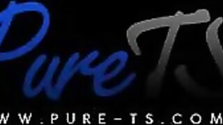 pornoespanolblog-16750-el-travieso-casado-finalmente-cede-a-sus-perversiones-de-follarse-a-una-transexual-e-incluso-le-chupa-la-lena