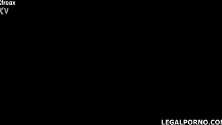 pornoespanolblog-17112-rubia-cachonda-se-empalma-metiendole-el-dedito-en-el-culo-a-su-amiga-y-acaba-llamando-a-varios-tios-para-que-se-unan-a-la-diversion