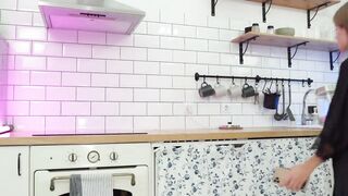 pornoespanolblog-17528-chica-inocente-estaba-en-la-cocina-y-el-granuja-entro-a-follarsela-con-todas-sus-fuerzas