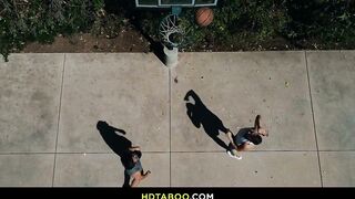 pornoespanolblog-17630-cono-caliente-que-le-encantaba-jugar-a-la-conservadora-se-follo-a-dos-afortunados-y-perdio-el-miedo-a-hacer-un-trio