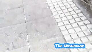 pornoespanolblog-18744-corona-con-pantalones-ajustados-llamando-la-atencion-en-la-calle