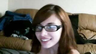 pornoespanolblog-20602-una-nerd-pelirroja-chupa-la-pequena-polla-de-su-novio-gamer