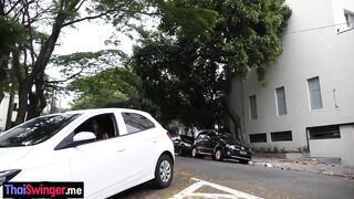 64703 - Amadora morena bronzeada caindo de boca e sentando bonito
